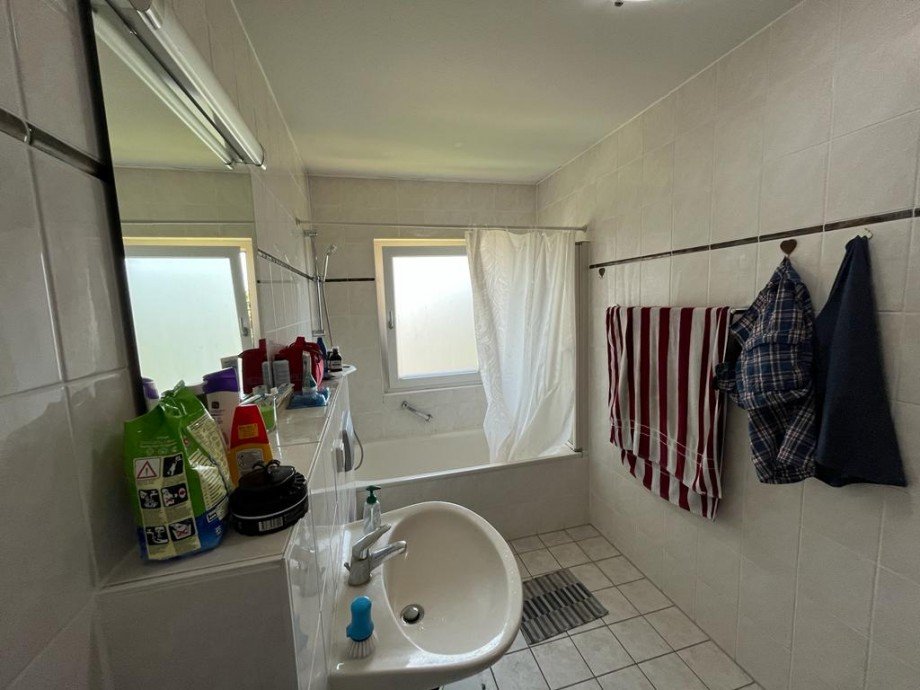Bad mit Wanne und Fenster Etagenwohnung Berlin