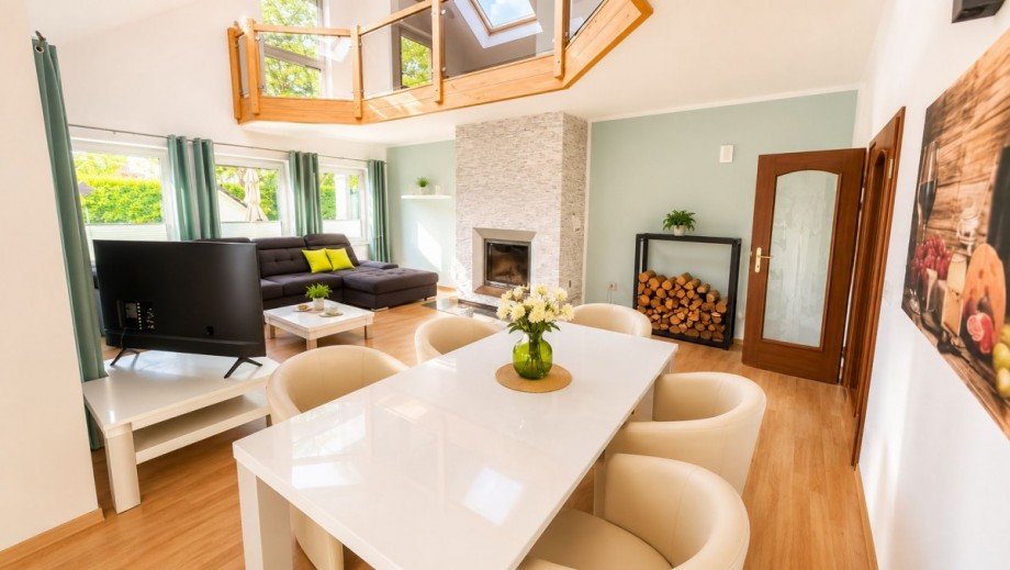 Blick vom Essbereich ins Wohnzimmer Einfamilienhaus Berlin