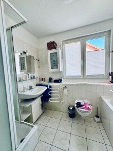 Bad mit Wanne und Dusche 1. OG Ein Zuhause mit Charme und Substanz! Ihr neues Familienidyll in Biesdorf S�d