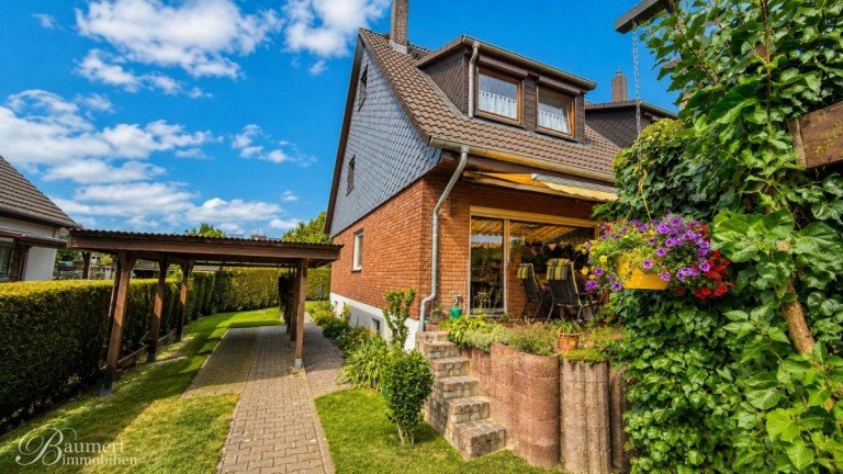 Hausansicht mit Carport Berlin Doppelhaush�lfte Gepflegte Doppelhaush�lfte in Mahlsdorf Nord mit Keller