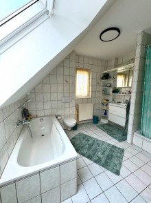 Badezimmer DG Exklusives Einfamilienhaus in zentraler Lage - 5 Zimmer zum Wohlf�hlen