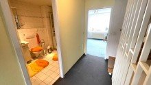 Flur DG H�now: Reihenmittelhaus mit Keller in ruhiger Seitenstra�e