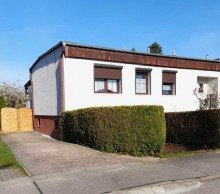 Blick von der Strasse Friedrichsfelde Bungalow mit Keller