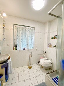 G�stebad mit Dusche Einfamilienhaus mit 5 Zimmern und Garage in Biesdorf S�d