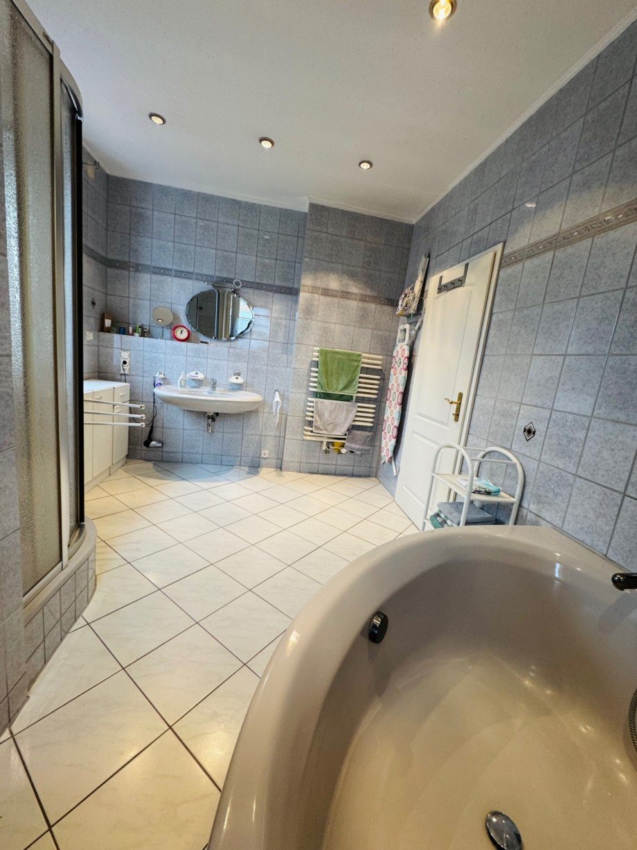 Masterbad mit Wanne und Dusche EG Einfamilienhaus Berlin
