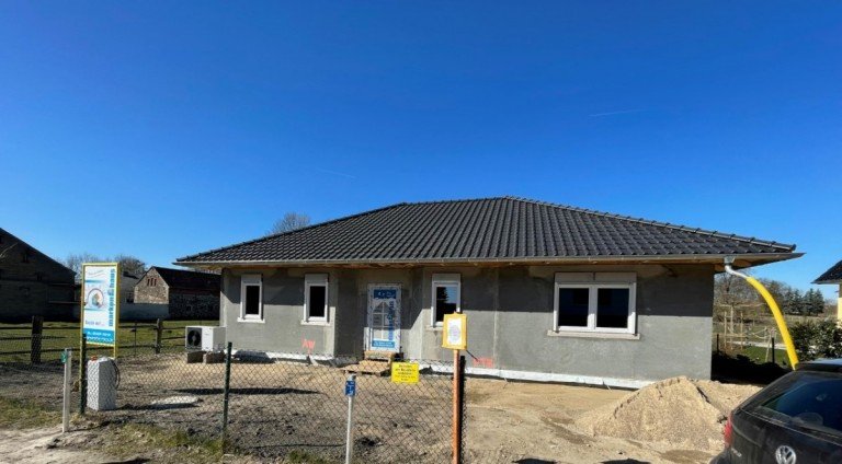 Hausansicht Altlandsberg OT Gielsdorf Bungalow Erstbezug neuwertiger Bungalow mit 4 Zimmern und W�rmepumpenheizung