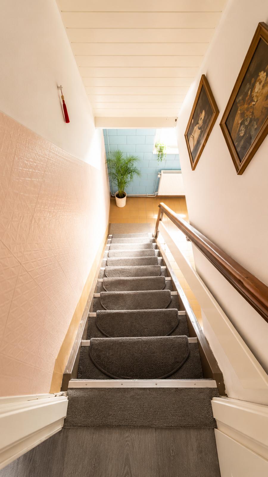 Treppe zum UG Bungalow Berlin
