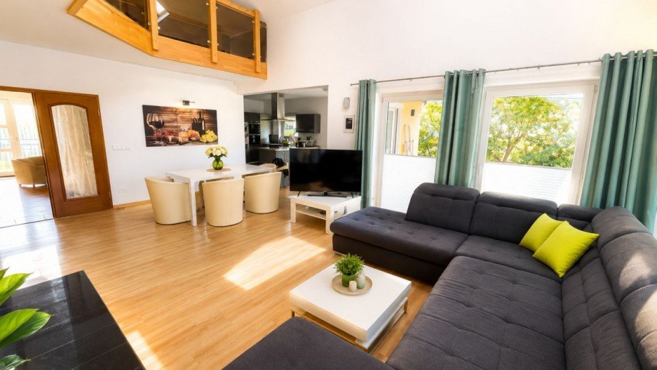 Blick zur K�che und zum Essbereich Einfamilienhaus Berlin