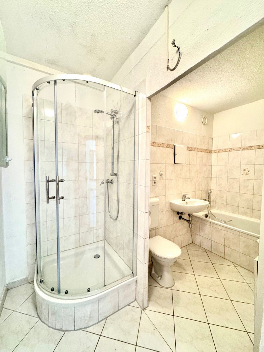 Bad mit Wanne und Dusche Etagenwohnung Berlin