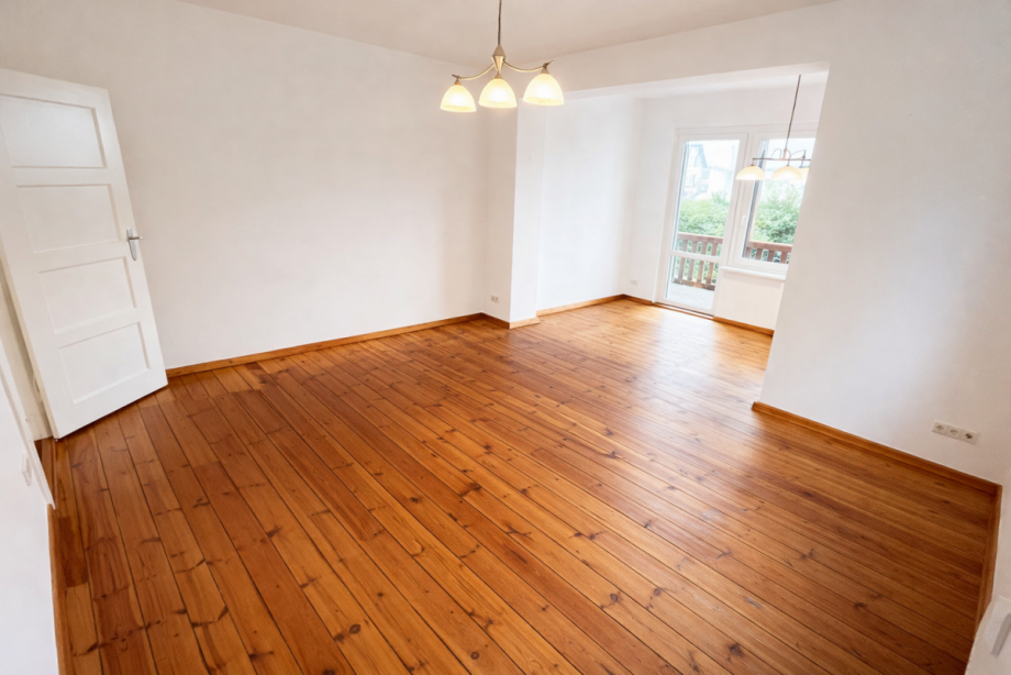 Wohnzimmer mit Balkonzugang EG Mehrfamilienhaus Berlin