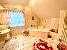 Masterbad mit Wanne und Dusche Einfamilienhaus mit 5 Zimmern und Garage in Biesdorf S�d