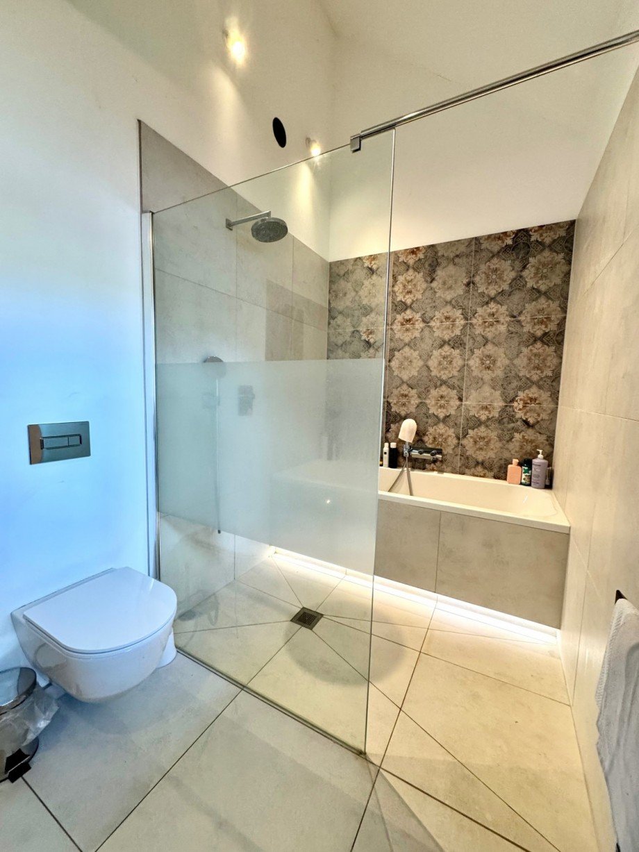 Bad mit Wanne und Dusche Erdgeschoss Einfamilienhaus Berlin