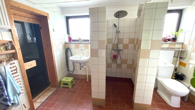 Duschbad mit Sauna Keller Bungalow Berlin