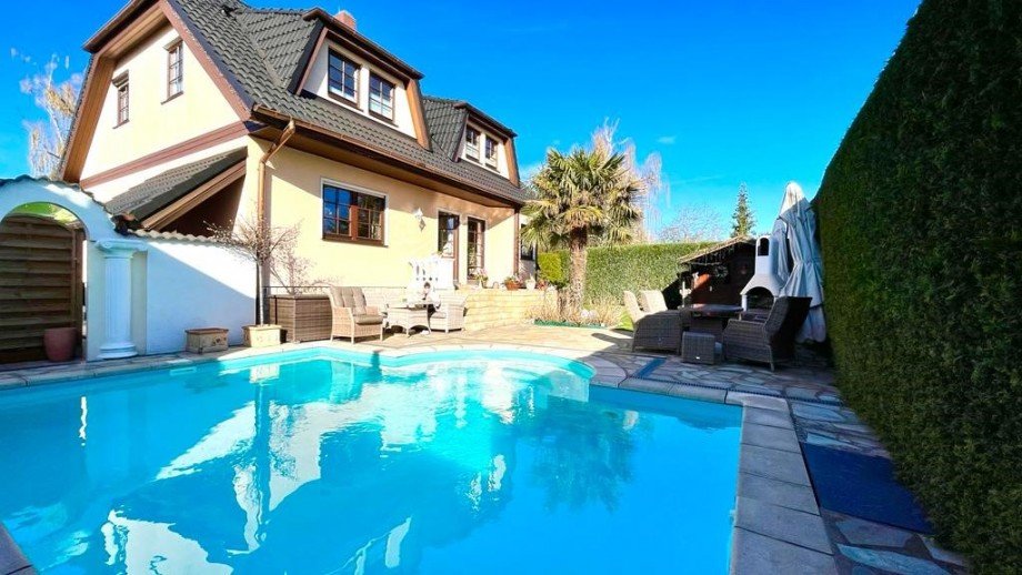 Blick vom Pool Einfamilienhaus Berlin
