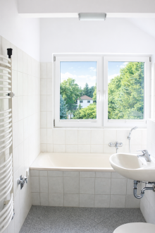 Badezimmer DG Kaulsdorf-S�d: Gepflegtes Mehrfamilienhaus mit 3 Wohneinheiten