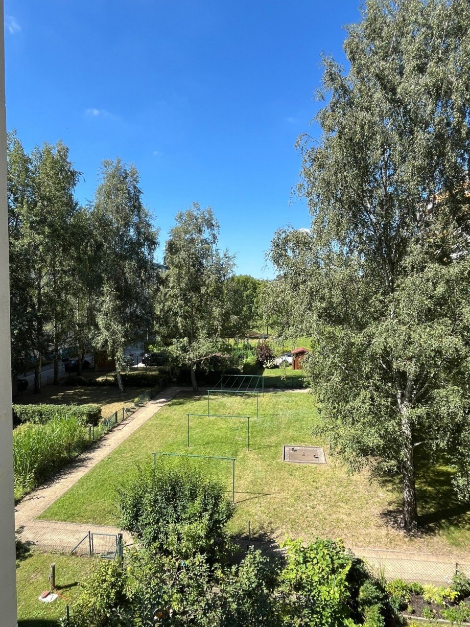 Ausblick aus der Loggia zum Garten Etagenwohnung Berlin
