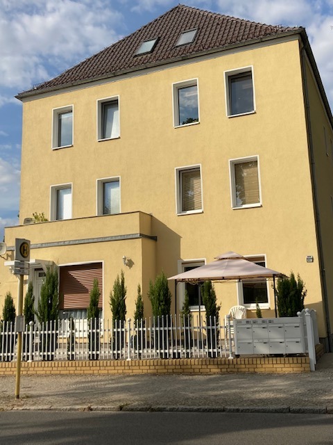 Blick von der Strasse Berlin Mehrfamilienhaus Exklusive Investmentchance in erstklassiger Lage am S-Bahnhof