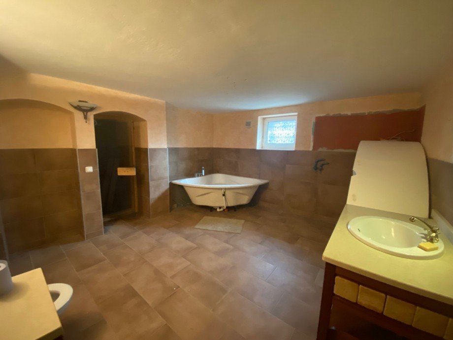 Bad mit Wanne, Dusche und Sauna im Kellergeschoss Haus Berlin