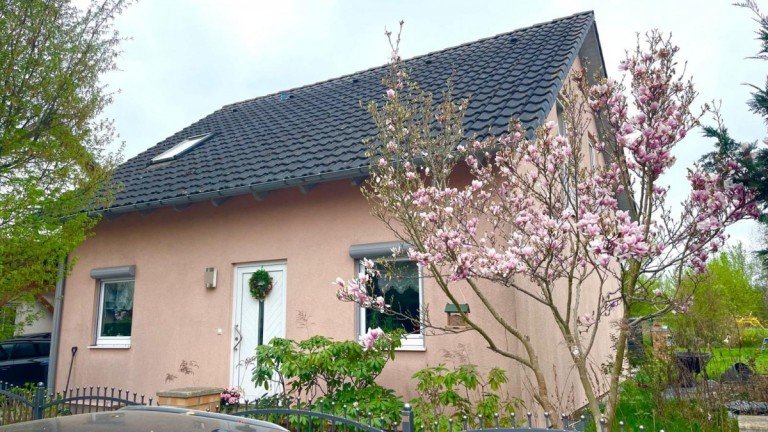 Hausansicht M�hlenbeck Einfamilienhaus lWohnen mit Sonne im Herzen - Einfamilienhaus mit S�dgarten & Wintergartenidylle in M�hlenbeck