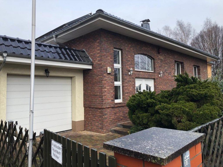 Frontansicht Fassade und Garage Berlin Haus Vielseitiges Wohn- und Gewerbehaus mit Garagen und Werkstatt fu�l�ufig zum Bahnhof Mahlsdorf