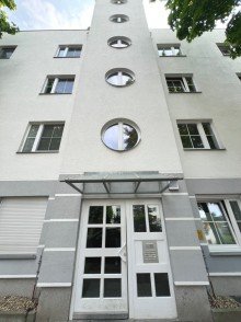 Hauseingang Provisionsfrei moderne & unvermietete 2 Raum Wohnung in Adlershof