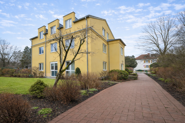 Hausansicht Berlin Etagenwohnung Helle 3 Zimmerwohnung mit gro�em Balkon in Berlin Mahlsdorf fu�l�ufig zur S Bahn