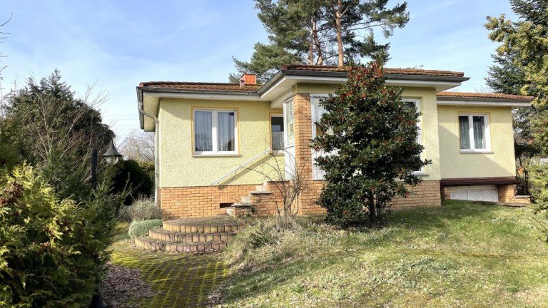 Hausansicht Berlin Einfamilienhaus Haus mit Keller im Bungalowstil in Kaulsdorf Nahe S-Bahnhof f�r Handwerker